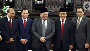 Ketua DPD periode 2019-2024 La Nyalla Mahmud Mattalitti dan Wakil Ketua DPD foto bersama pada Rapat Paripurna MPR di kompleks parlemen, Jakarta, Kamis (3/10/2019). Bambang Soesatyo resmi menjadi Ketua MPR periode 2019-2024. (Liputan6.com/Johan Tallo)