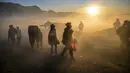 Para penganut Hindu dari komunitas Tengger mendaki gunung berapi aktif Bromo untuk mempersembahkan sesaji berupa beras, buah-buahan, ternak, dan barang-barang lainnya sebagai bagian dari festival Yadnya Kasada di dekat Probolinggo, Jawa Timur, Senin 1 Juni 2026. (JUNI KRISWANTO/AFP)