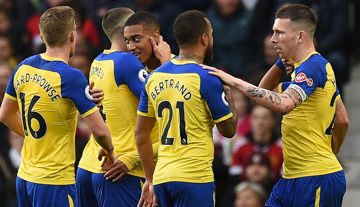 Para pemain Southampton merayakan gol yang dicetak Yan Valery ke gawang Manchester United pada laga Premier League di Stadion Old Trafford, Manchester, Sabtu (2/3). MU menang 3-2 atas Southampton. (AFP/Oli Scarff)