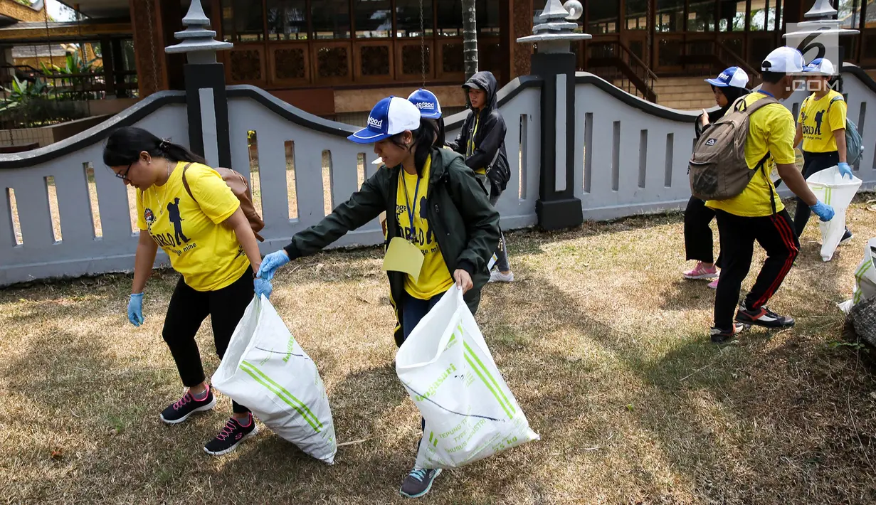 Sejumlah relawan membersihkan sampah di kawasan Taman Mini Indonesia Indah (TMII), Jakarta, Sabtu (15/9). Kegiatan ini mengusung tema Indofood Green Our Lives: I can’t Change the World but I can Change Mine. (Liputan6.com/Fery Pradolo)