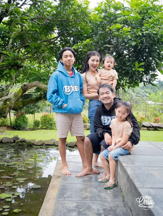 Dengan adanya pandemi Covid-19 ini memang mengubah banyak hal. Memberikan dampak negatif juga terhadap beberapa perayaan, seperti tahun baru Imlek ini. Ruben Onsu dan keluarga pun tetap merayakan dengan sederhana dan mematuhi protokol kesehatan pastinya. (Instagram/ruben_onsu)