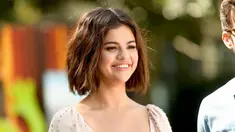 Aktris Selena Gomez tersenyum saat mempromosikan film terbarunya "Hotel Transylvania 3: Summer Vacation" di Sony Pictures Studios di Culver City, California (11/4). Selena Gomez tampil cantik dengan gaun berwarna krem. (Matt Winkelmeyer/Getty Images/AFP)