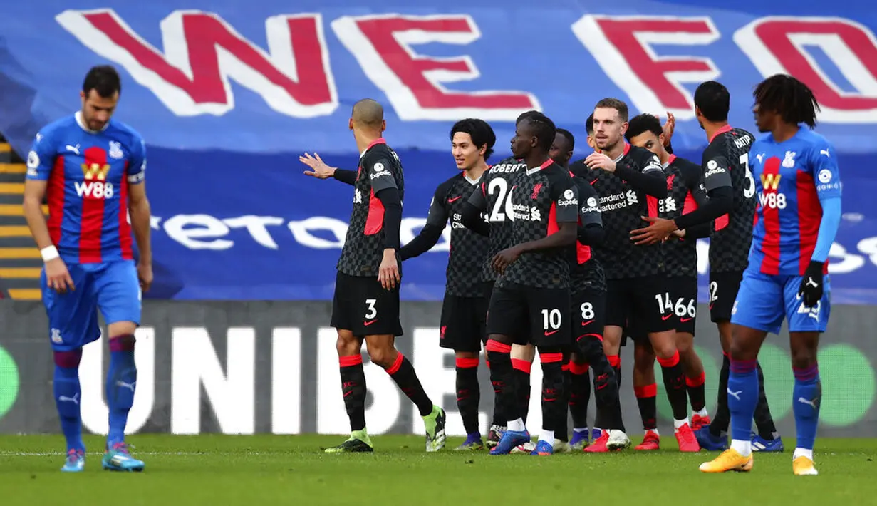 Pemain Liverpool merayakan gol Jordan Henderson ke gawang Crystal Palace pada pertandingan Liga Inggris di Selhurst Park, London, 19 Desember 2020. Crystal Palace telah kebobolan 33 gol dalam 12 pertandingan kandang Liga Inggris melawan Liverpool. (Clive Rose/Pool via AP)