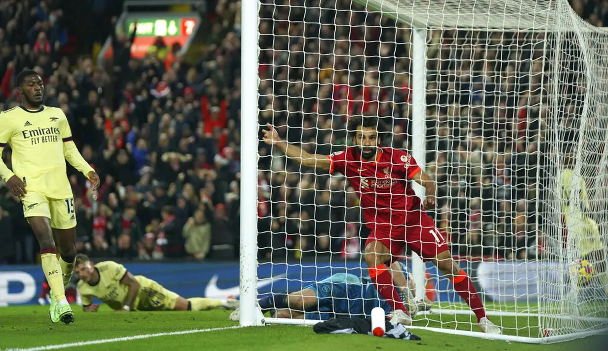 Pemain Liverpool Mohamed Salah (kanan) melakukan selebrasi usai mencetak gol ke gawang Arsenal pada pertandingan sepak bola Liga Inggris di Stadion Anfield, Liverpool, Inggris, 20 November 2021. Liverpool menang 4-0. (AP Photo/Jon Super)