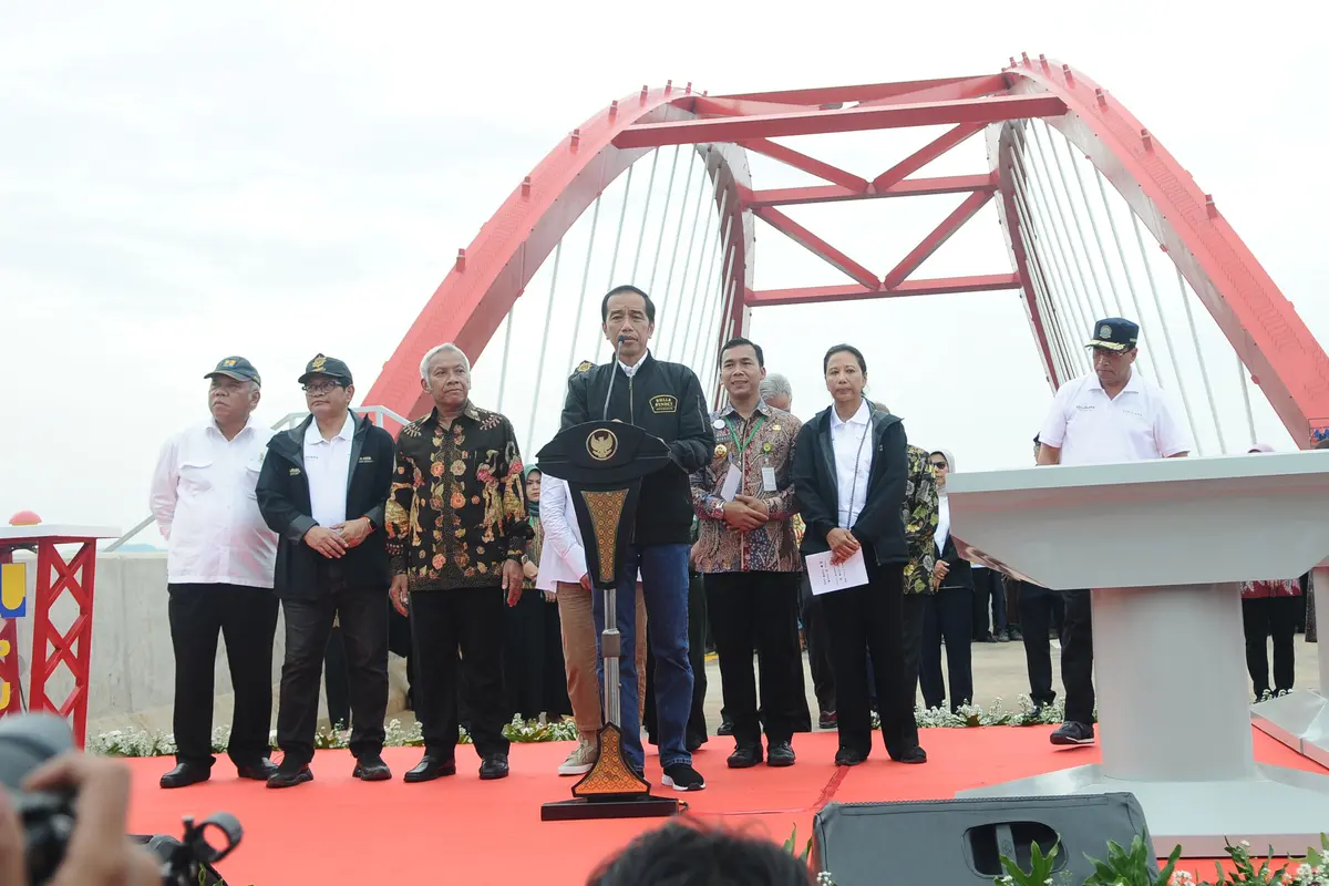 Gaya Jokowi Saat Resmikan Tiga Ruas Tol Trans Jawa
