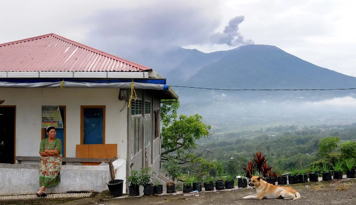 Awan abu panas menyebar hingga beberapa mil (kilometer). (AP Photo/Ardhy Fernando)