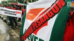 Karyawan Eks 7-Eleven membentangkan spanduk saat Demo di depan Kantor Pengusaha Sungkono Honoris, Jakarta, Rabu (9/1). Mereka menuntut pembayaran uang pesangon yang sampai saat ini belum mereka terima semenjak 7-Eleven tutup. (Liputan6.com/Johan Tallo)