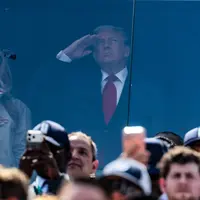Ibu Negara AS Melania Trump dan Presiden AS Donald Trump berdiri untuk menyanyikan lagu kebangsaan menjelang final Piala Dunia sepak bola 2026 antara Spanyol dan Argentina di East Rutherford, New Jersey pada 19 Juli 2026. (Odd ANDERSEN/AFP)