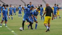 Pemaindepan Persib, Atep (tengah) berebut bola denganSamsulArifsaatlatihanjelanglaga final TurnamenPialaBhayangkara 2016 di Stadion GBK Jakarta, Sabtu (2/4/2016). Laga final mempertemukanPersibdanArema Cronus. (Liputan6.com/HelmiFithriansyah)