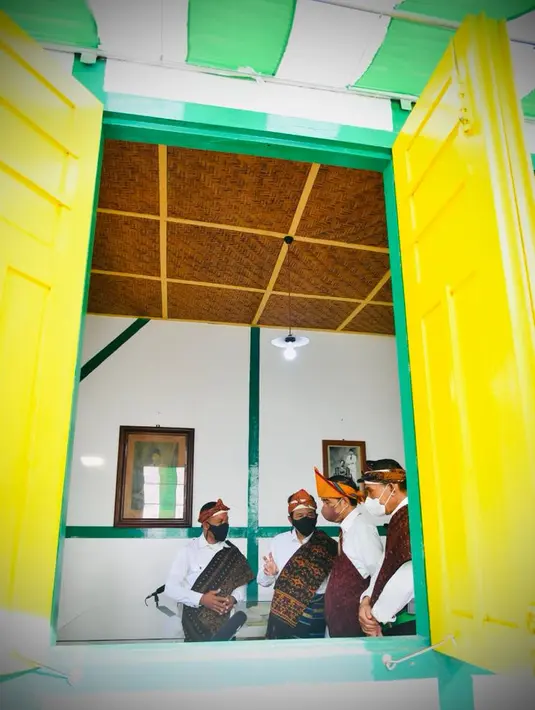 Presiden Joko Widodo saat mengunjungi Rumah Pengasingan Bung Karno di Kabupaten Ende, Provinsi Nusa Tenggara Timur (NTT), Rabu (1/6/2022). Jokowi dan Iriana berkesempatan melihat berbagai macam barang-barang peninggalan Bung Karno bersama keluarga selama diasingkan. (Biro Pers Sekretariat Presiden)