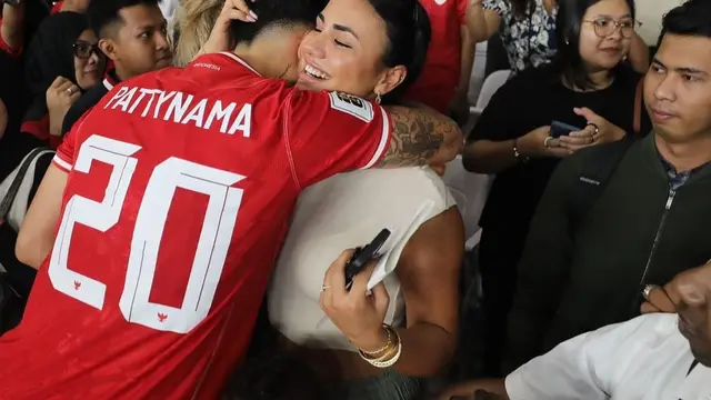 Kemesraan Pemain Timnas Indonesia Shayne Pattynama Bareng Tunangannya. (instagram/s.pattynama, instagram/x.m.m.8)