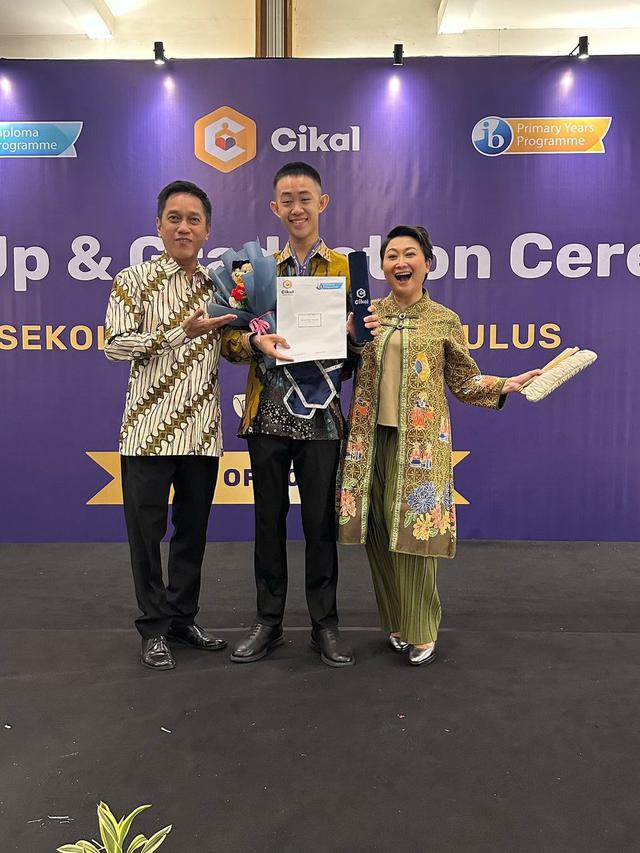 Potret wisuda Manuel anak bungsu Indy Barends (Sumber: Instagram/@indybarends)