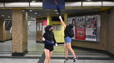 Demonstran Bertopeng Rusak Stasiun MTR Hong Kong