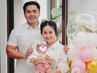 Anaknya genap satu bulan, kebahagiaan terpancar jelas di wajah Gritte Agatha dan Arif Hidayat. Pasangan yang menikah pada tahun 2023 ini selaras mengenakan busana warna putih. Baby Agatha makin menggemaskan dengan mengenakan bando dan sepatu bentuk pita. Pamer ekspresi datar ketika berfoto, Baby Agatha yang makin lucu membuat netizen ingin mencubitnya. (Liputan6.com/IG/@gritteagathaa)