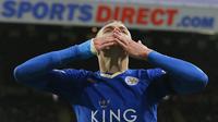 Penyerang Leicester, Jamie Vardy, melakukan selebrasi usai bobol gawang Newcastle pada laga Liga Premier Inggris di Stadion St James Park, Inggris, Sabtu (21/11/2015). (AFP Photo/Lindsey Parnaby)