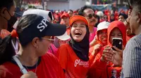 Istri capres nomor urut 3 Ganjar Pranowo, Siti Atikoh Supriyanti, melakukan senam bersama ratusan ibu di Kota Semarang, Jawa Tengah. (Foto: Dokumentasi PDIP).