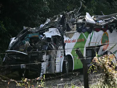 Kondisi sebuah bus usai melaju tak terkendali dan terjun bebas ke jurang di negara bagian Sao Paulo, Brasil, Kamis (9/6). Kecelakaan menewaskan 18 orang dan melukai 28 lainnya, sebagian besar dari mereka adalah anak-anak usia sekolah. (Jonny UEDA/AFP)