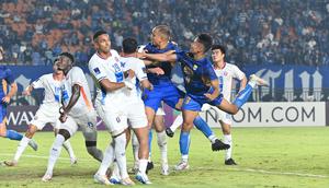 Duel udara terjadi di kotak penalti saat Persib Bandung menghadapi Port FC ada laga perdana Grup F AFC Champions League 2 (ACL 2) di Stadion Si Jalak Harupat, Soreang, Kabupaten Bandung, Kamis (19/9/2024) malam. (Bola.com/Erwin Snaz)