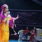 Elvy Sukaesih tampil membawakan lagu Boneka India di acara Pesta Bollywood Indosiar. Pesta Bollywood merupakan acara spesial menyambut bintang serial Ranveer dan Ishani, Shakti Arora dan Radhika Madan. (Helmi Affandi/Liputan6.com)