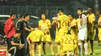Para Pemain Sriwijaya FC serius mendengarkan instruksi pelatih Beni Dolo pada Laga Semifinal leg pertama Piala Presiden di Stadion Kanjuruhan, Malang, Sabtu (3/10/2015). Sriwijaya menahan imbang Arema 1-1. (Bola.com/Kevin Setiawan)