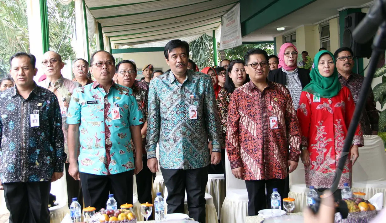 Wakil Gubernur DKI Djarot Saiful Hidayat (tengah) didampingi Wakil Walikota Jaksel, Tri Kurniadi (kedua kiri) saat menghadiri peresmian 15 Rumah Sakit Umum (RSU) tipe D di RSU Kecamatan Pesanggrahan, Jakarta, Kamis (2/4/2015). (Liputan6.com/Helmi Afandi)