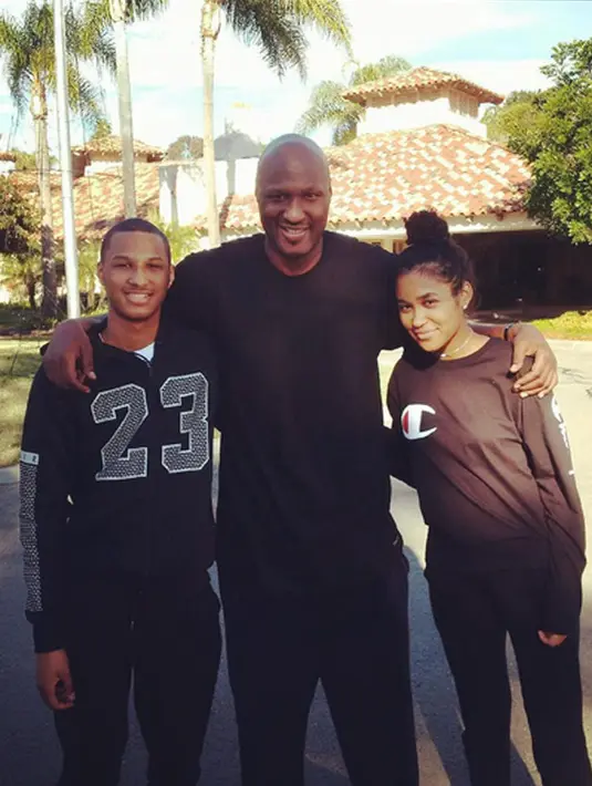 Saat  ini Khloe Kardashian telah berpaling dan menjalin hubungan dengan Tristan Thompson. Belum tersiar kabar soal waktu mereka melanjutkan hubungan ke jenjang pernikahan. (Instagram/Lamarodom)