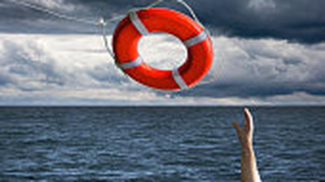 Ilustrasi petugas menolong Salcedo yang tenggelam di sungai.