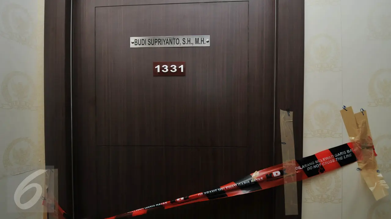 20160114-KPK Segel Ruang Kerja Anggota DPR Damayanti  dan Politikus Golkar-Jakarta