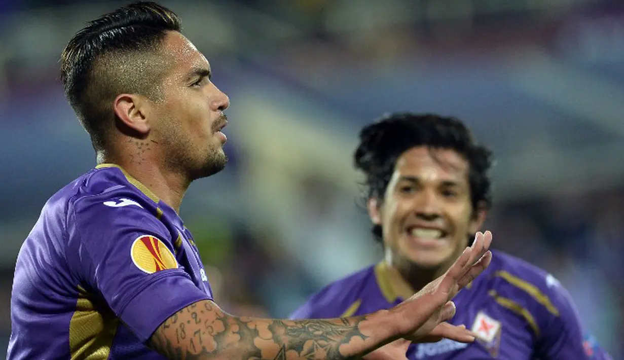 Gelandang Fiorentina, Juan Vargas (kiri) merayakan selebrasi usai mencetak gol ke gawang Dynamo Kiev pada leg kedua 8 besar Liga Europa di Stadion Artemio Franchi, Italia, Jumat (24/4/2015). Fiorentina menang 2-0 atas Dynamo Kiev. (AFP PHOTO/Tiziana Fabi)