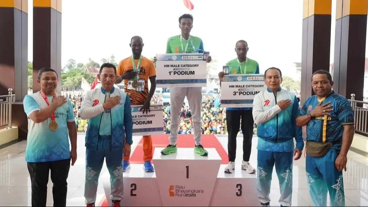 Kapolri dan Kapolda Riau usai menyerahkan hadiah Riau Bhayangkara Run kepada pelari asal Kenya.