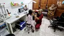 Rizwan Ilyasin sedang memasang bola mata palsu pada mata pasien anak di Klinik Ilyarsi Okularis, Villa Bintaro Indah, Tangsel, Selasa (15/5). Pembagian 23 mata palsu gratis merupakan donasi dari 8 anak perusahaan BUMN. (Liputan6.com/Fery Pradolo)