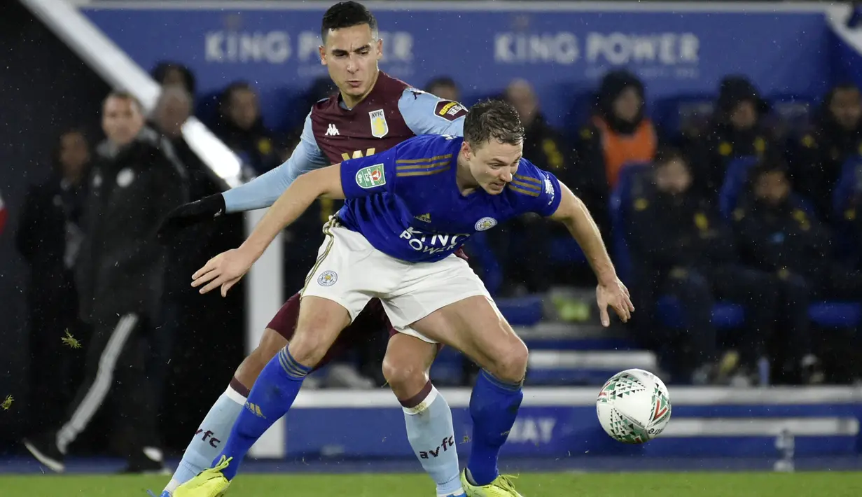 Gelandang Aston Villa,  Anwar El Ghazi berusaha merebut bola yang dibawa bek Leicester City, Jonny Evans pada pertandingan leg pertama semifinal Piala Liga Inggris di King Power Stadium, Leicester, Kamis (9/1/2020). Leicester bermain imbang 1-1 atas Aston Villa. (AP Photo / Rui Vieira)