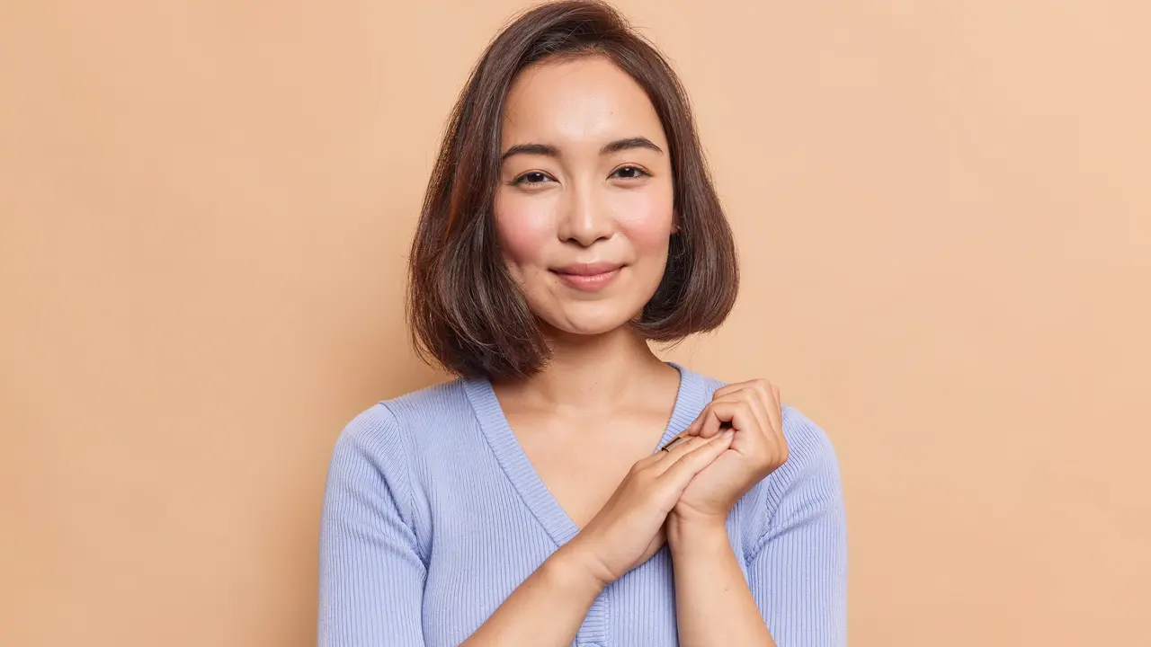 wanita september tersenyum tenang
