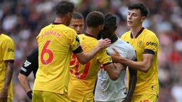 Para pemain Sheffield United berusaha melerai rekannya Jayden Bogle (tengah) yang bersitegang dengan pemain Tottenham Hotspur, Yves Bissouma pada laga pekan kelima Premier League 2023/2024 di Tottenham Hotspur Stadium, London, Sabtu (16/9/2023) malam WIB. (AFP/Justin Tallis)