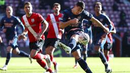Pemain Arsenal, Gabriel Martinelli, melepaskan tendangan saat melawan Southampton pada laga Piala FA di Stadion St Mary, Sabtu (23/1/2021). Arsenal tumbang dengan skor 1-0. (Catherine Ivill/PA via AP)