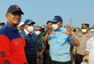 Menteri LH Datangi TPA Jatiwaringin, Pastikan Kebakaran Tinggal 3,6 Persen Lagi