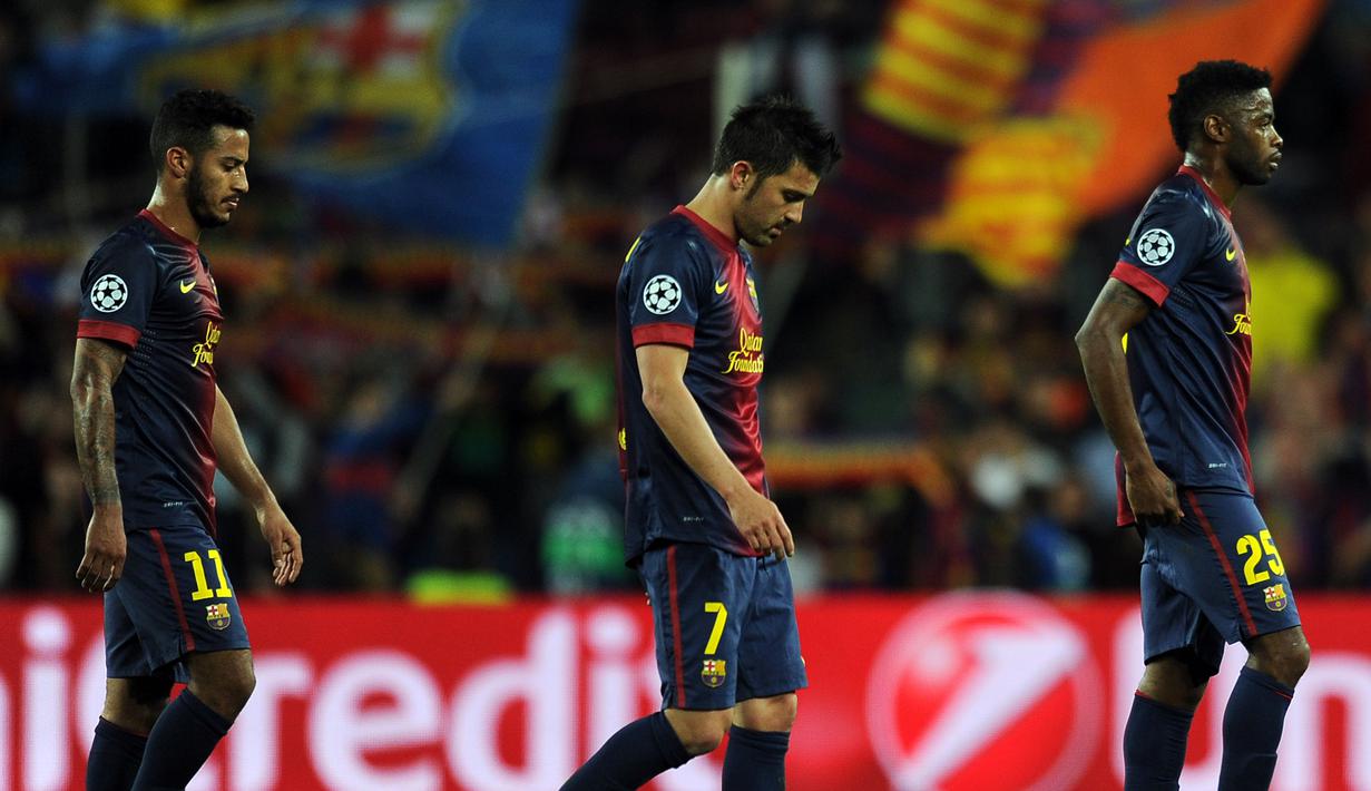 Pemain Barcelona tertunduk usai menelan kekalah agregat 7-0 atas Bayern Munchen pada laga semifinal Liga Champions musim 2012/13. (AFP/Lluis Gene)