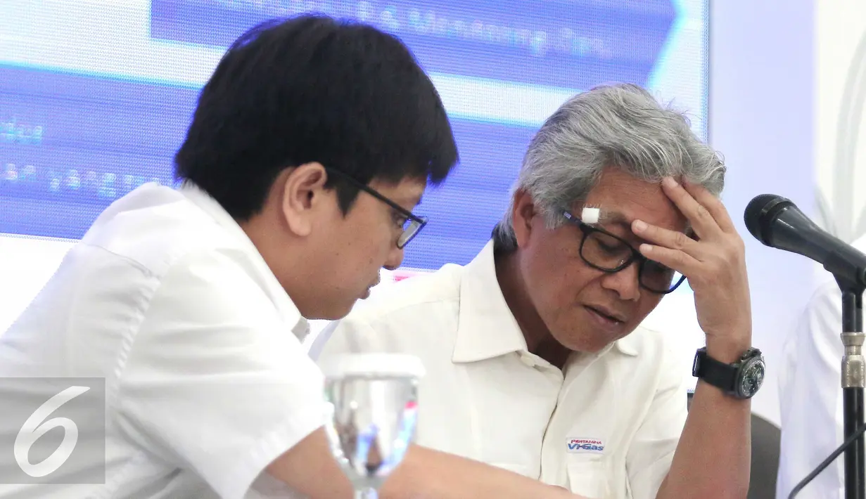 Dirut PT Pertamina, Dwi Soetjipto (kanan) saat preskon di Jakarta, Senin (4/4). Tahapan progres likuidasi Grup Petral yaitu telah melewati persetujuan sejumlah pihak seperti Dewan Direksi dan Komisaris Pertamina. (Liputan6.com/Angga Yuniar)