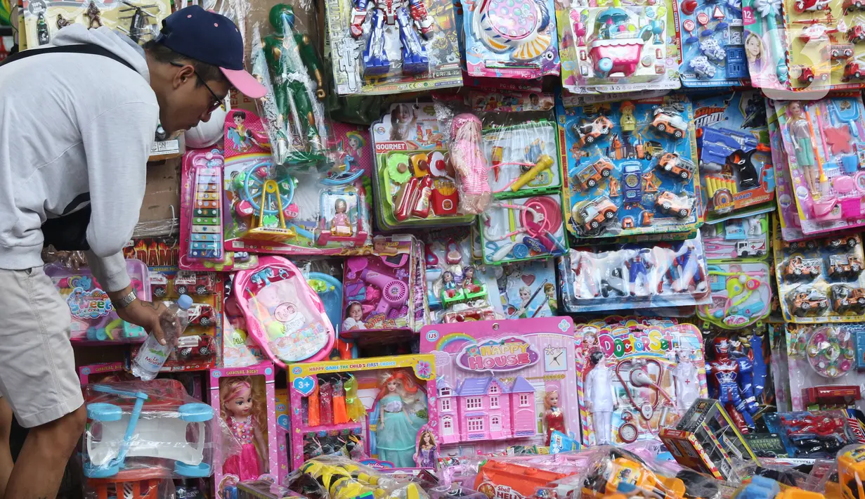 Pedagang menata mainan produk China di Pasar Pagi Jakarta, Rabu (29/1/2020). Kasubdit Komunikasi Bea dan cukai, Deni Surjantoro mengatakan hingga kini belum ada barang dari China yang masuk ke Indonesia terindikasi membawa virus-virus aneh setelah mewabahnya virus corona. (Liputan6.com/Angga Yuniar)