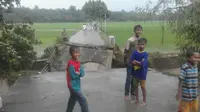 Jembatan Putus Diterjang Banjir, Warga Harus Memutar hingga 5 Km