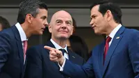 (Dari kiri ke kanan) Presiden Paraguay, Santiago Pena, Presiden FIFA, Gianni Infantino, dan Menteri Luar Negeri AS,, Marco Rubio berbincang menjelang pertandingan Grup D Piala Dunia 2026 antara AS dan Paraguay di Stadion Los Angeles di Inglewood pada 12 Juni 2026. (Patrick T. Fallon/AFP)