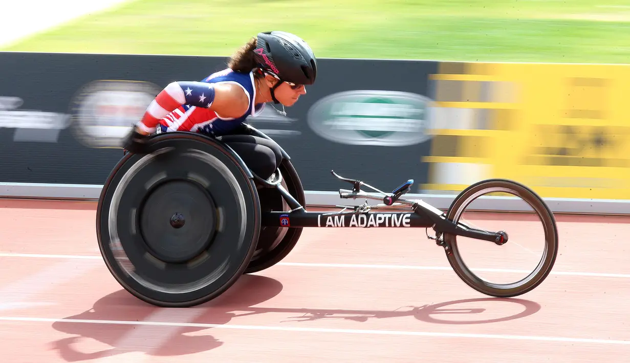 Seorang peserta memacu kursi rodanya di kategori balapan pada ajang Invictus Games Orlando 2016 di ESPN Wide World of Sports complex, (10/5/2016), Lake Buena Vista, Florida. (Alex Menendez/ Getty Images for Invictus Games/AFP)
