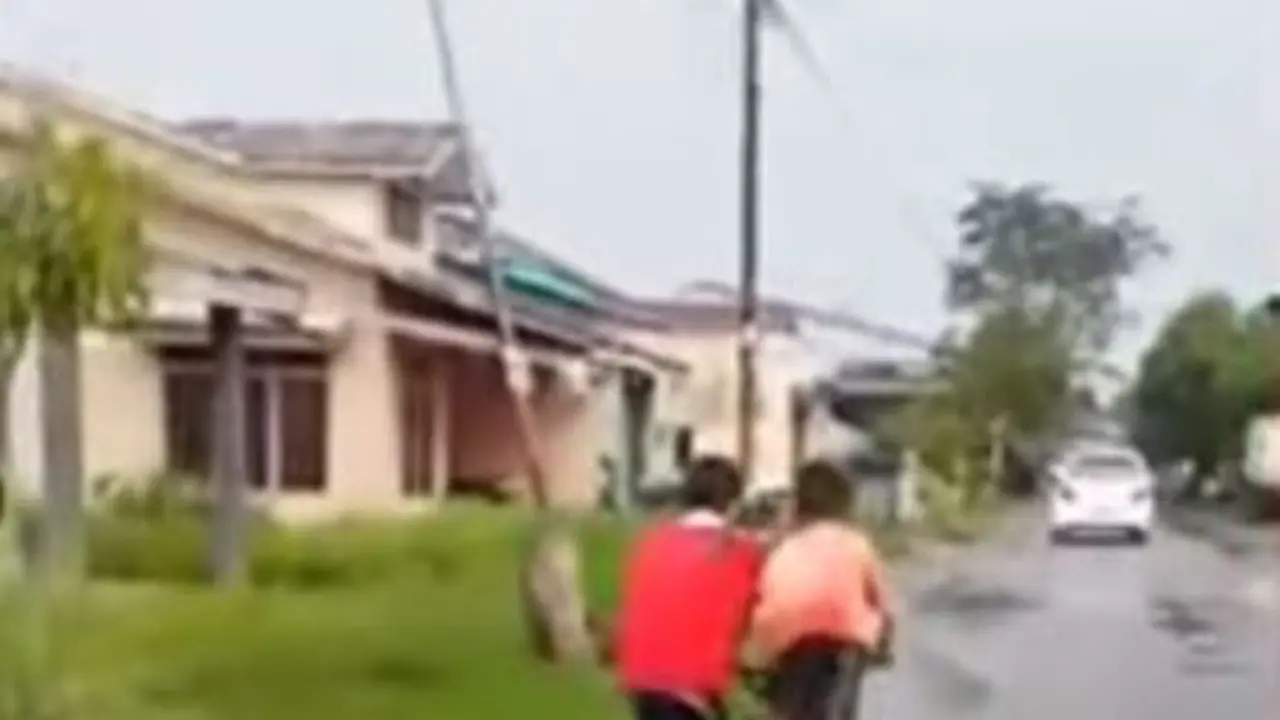 Cara Unik Anak Pontianak Mengendarai Sepeda, Dijamin Ngakak!