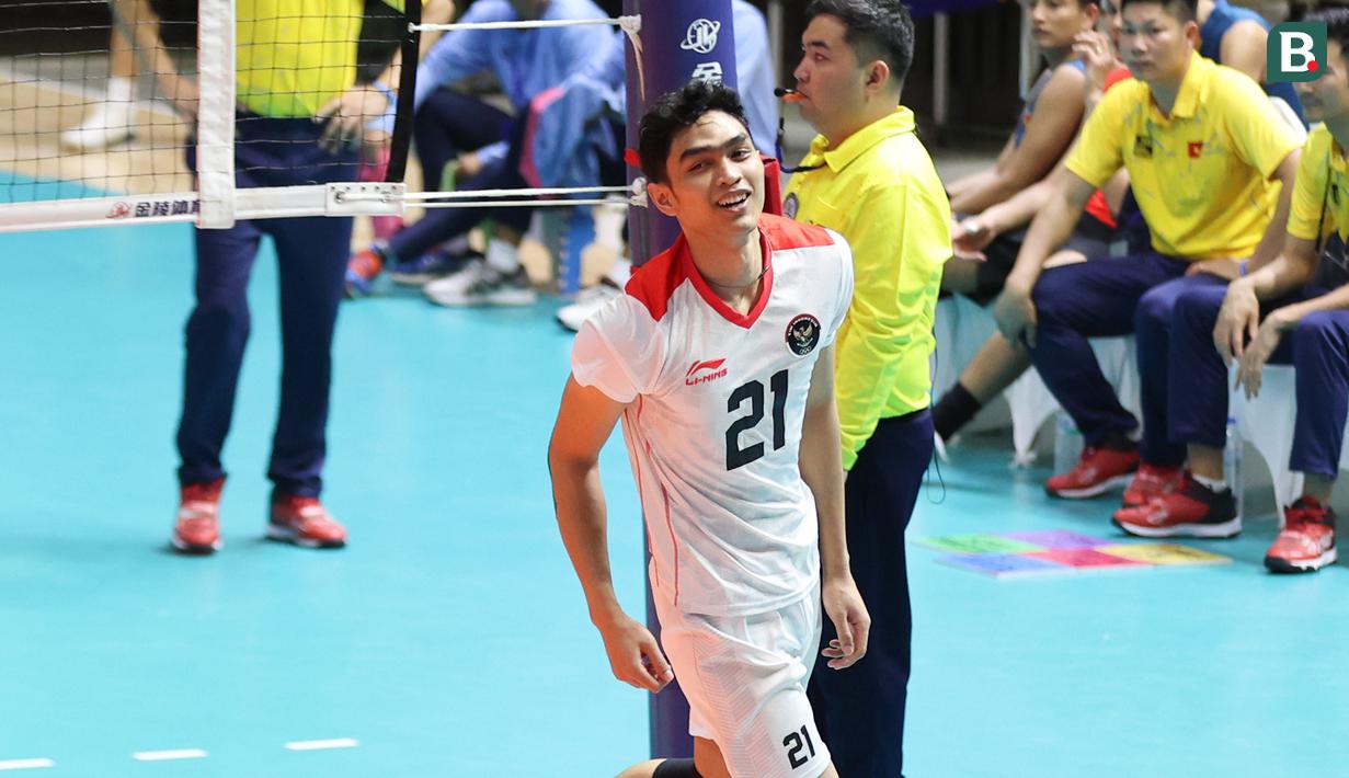 <p>Selebrasi pemain Timnas voli putra Indonesia, Haryono Doni, setelah mendapatkan poin saat melawan Vietnam pada laga Semifinal Bola Voli Putra SEA Games 2023 di Olympic Complex Indoor Main Hall, Phonm Penh, Minggu (7/5/2023). (Bola.com/Abdul Aziz)</p>