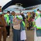 Bupati Garut Helmi Budiman melepas rombongan jemaah haji asal Garut, dalam keberangkatan Juni lalu. (Liputan6.com/Jayadi Supriadin)
