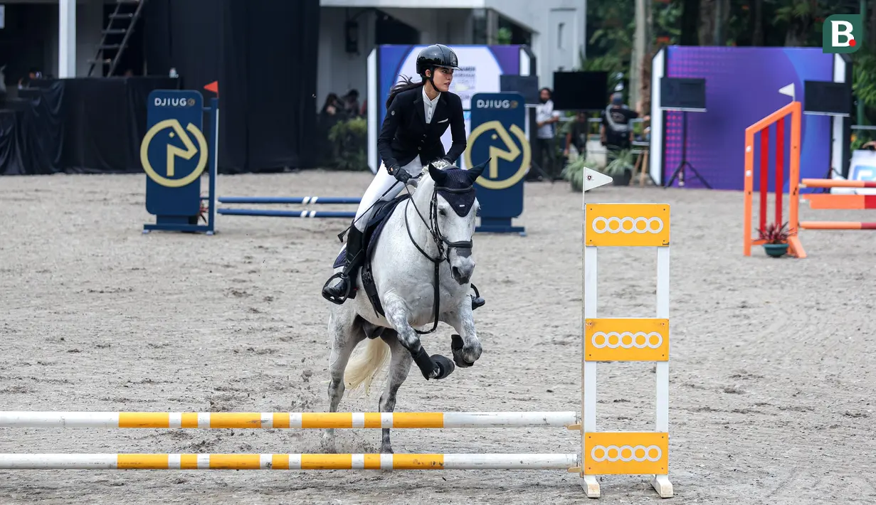 Selebritas Indonesia, Raya Kohandi menunggangi kudanya saat berkompetisi dalam cabang olahraga berkuda nomor show jumping Turnamen Olahraga Selebriti Indonesia (TOSI) Season 3 yang berlangsung di Arthayasa Stable, Depok, Jawa Barat, Jumat (01/11/2024). (Bola.com/Bagaskara Lazuardi)