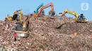 Pemulung mencari sampah yang dapat didaur ulang pada gunungan sampah di Tempat Pembuangan Akhir (TPA) Cipayung, Depok, Jawa Barat, Selasa (24/5/2022). Saat ini, kondisi TPA dengan luas 11,2 hektare tersebut mengkhawatirkan. (merdeka.com/Arie Basuki)