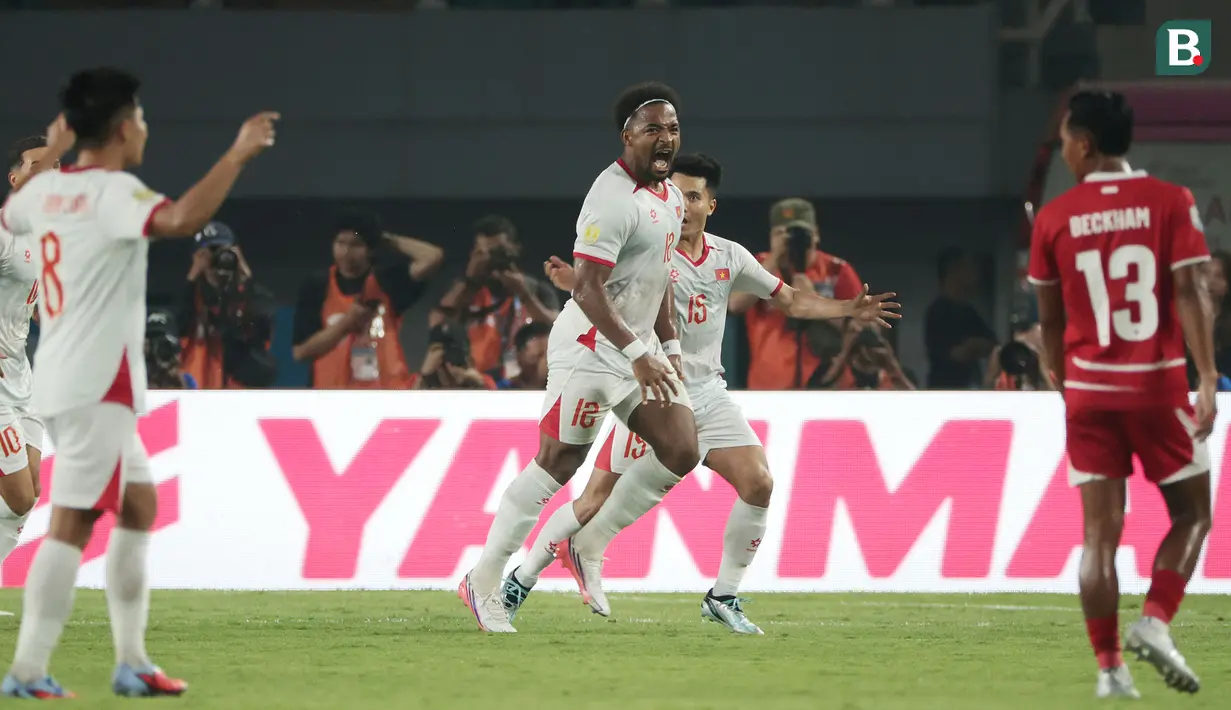 Penyerang Vietnam, Nguyen Xuan Son (tengah), merayakan gol ketiga Vietnam yang dicetaknya ke gawang Timnas Indonesia pada laga ketiga Grup A Piala AFF 2026 di Stadion Pakansari, Bogor, Senin (3/8/2026) malam WIB. Gol pada menit ke-71 tersebut memastikan kemenangan Vietnam 3-0 atas skuad Garuda sekaligus mengangkat The Golden Star Warriors ke peringkat kedua klasemen sementara Grup A. (Kapanlagi.com/Budy Santoso)