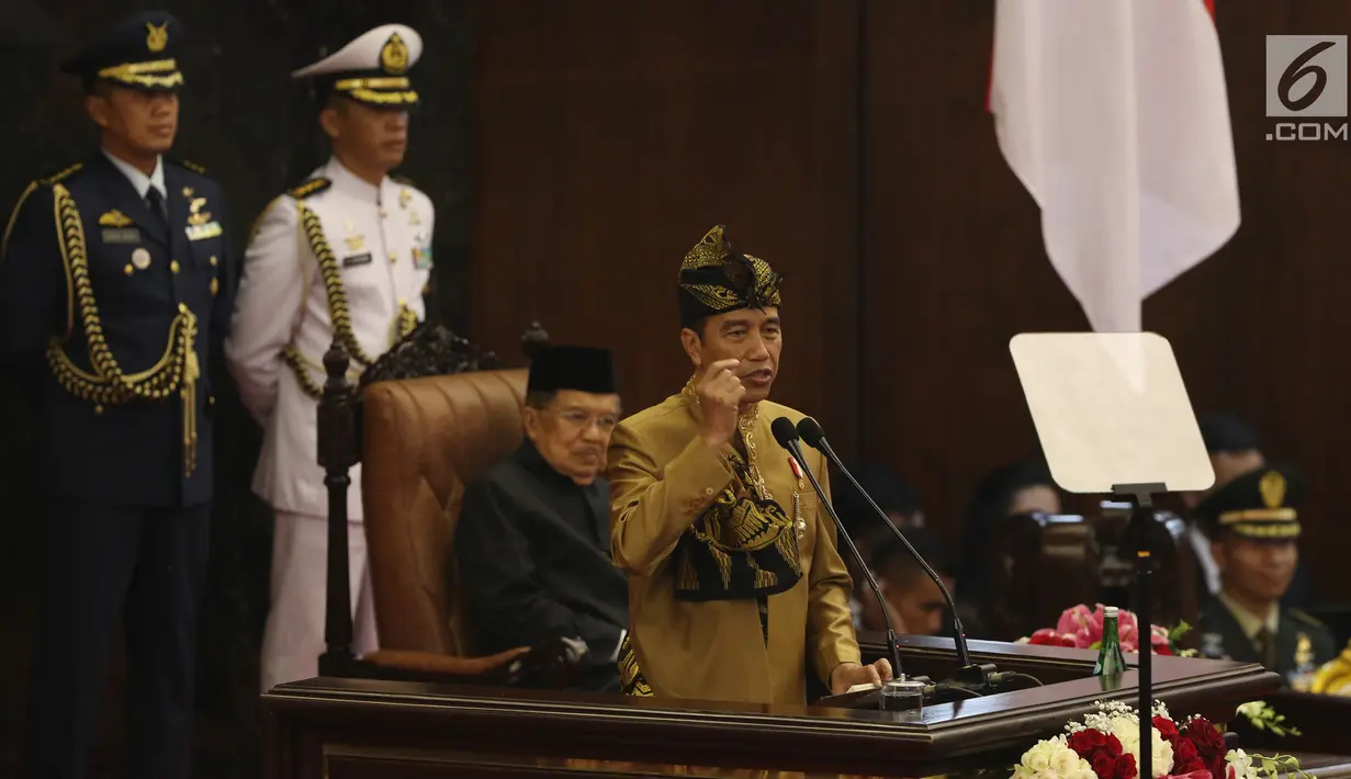 Presiden Joko Widodo dengan baju adat suku Sasak NTB menyampaikan pidato kenegaraan dalam Sidang Bersama DPD-DPR di Kompleks Parlemen, Senayan, Jakarta, Jumat (16/8/2019). Setelah sidang tahunan MPR 2019 berakhir, agenda berlanjut ke sidang bersama DPD-DPR. (Liputan6.com/Johan Tallo)