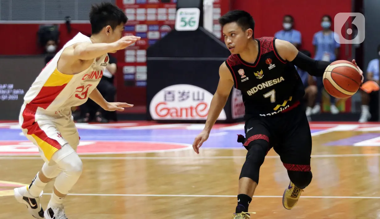 Pebasket Timnas Indonesia, Andakara Prastawa Adhyaksa (kanan) mencoba melewati adangan Weize Jiang (China) pada laga playoff perempat final FIBA Asia Cup 2022 di Istora Senayan, Jakarta, Senin (18/7/2022). Timnas basket Indonesia tersingkir dari ajang FIBA Asia Cup 2022 usai menelan kekalahan telak 58-108 dari China. (Liputan6.com/Helmi Fithriansyah)